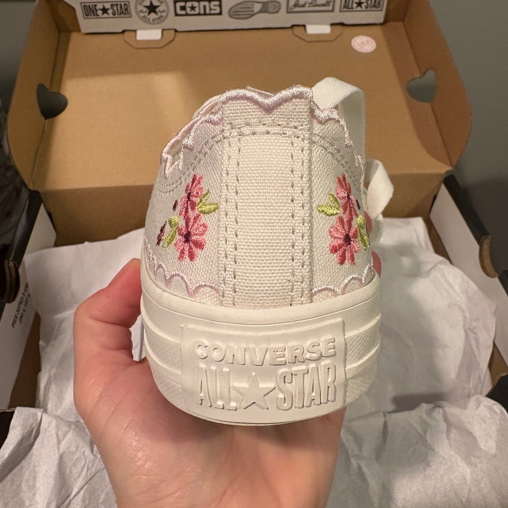 Converse Chuck Taylor All Star Embroidered Flowers - New in Box - Size US 5.5